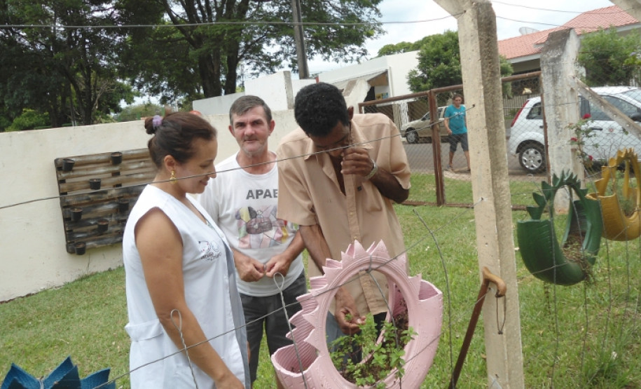 Plantas aromáticas e pista tátil oferecem novas experiências aos alunos especiais de escola em Tapejara, Noroeste do Paraná.