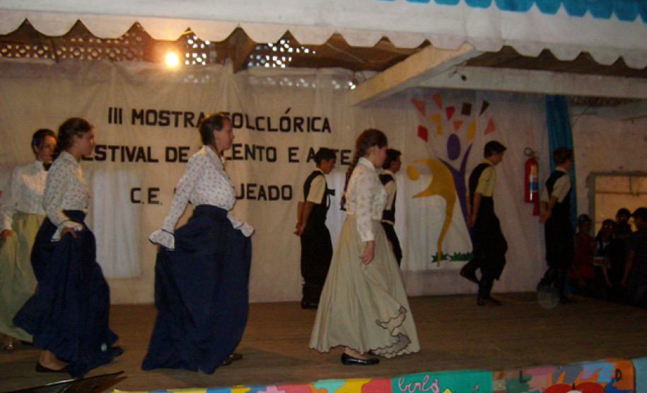 Mostra Folclórica e Festival de Talentos e Arte animam alunos do Colégio Estadual do Lajeado, em São Mateus do Sul.