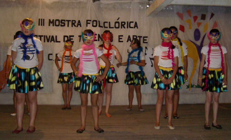 Mostra Folclórica e Festival de Talentos e Arte animam alunos do Colégio Estadual do Lajeado, em São Mateus do Sul.