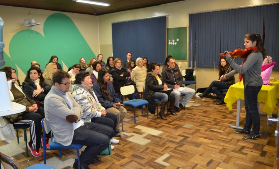 Na Escola Estadual Dom Orione, em Curitiba, a equipe pedagógica criou um grupo de estudo sobre Transtorno do Déficit de Atenção e Hiperatividade e áreas afins, como altas habilidades/superdotação. Há cinco anos, o grupo se reúne uma vez por mês, e conta com a participação de professores de outras escolas. São mais de 40 integrantes que veem na ação uma forma de aprimorar os conhecimentos.