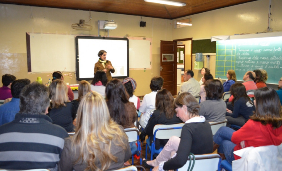 Na Escola Estadual Dom Orione, em Curitiba, a equipe pedagógica criou um grupo de estudo sobre Transtorno do Déficit de Atenção e Hiperatividade e áreas afins, como altas habilidades/superdotação. Há cinco anos, o grupo se reúne uma vez por mês, e conta com a participação de professores de outras escolas. São mais de 40 integrantes que veem na ação uma forma de aprimorar os conhecimentos.