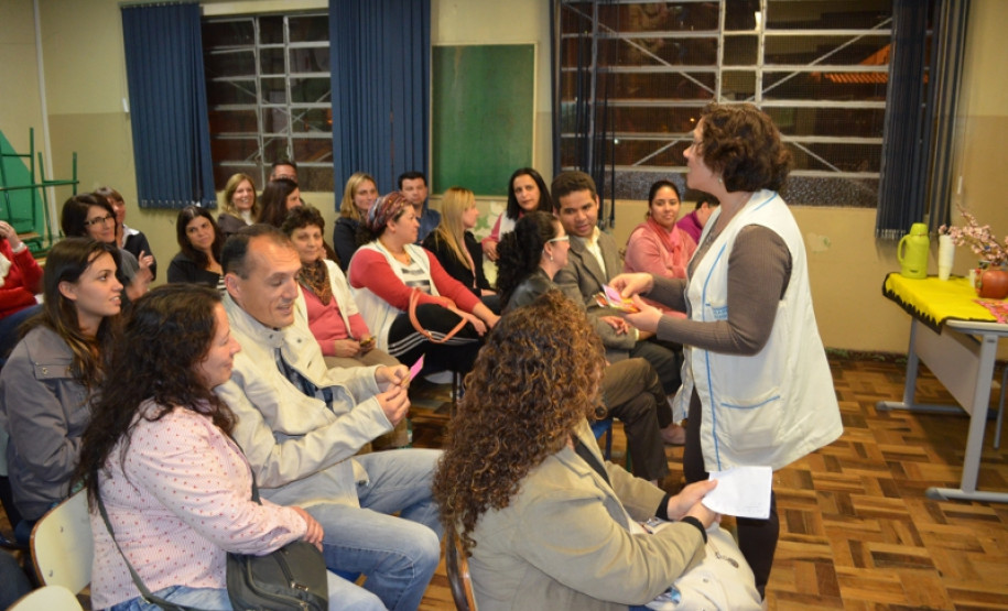 Na Escola Estadual Dom Orione, em Curitiba, a equipe pedagógica criou um grupo de estudo sobre Transtorno do Déficit de Atenção e Hiperatividade e áreas afins, como altas habilidades/superdotação. Há cinco anos, o grupo se reúne uma vez por mês, e conta com a participação de professores de outras escolas. São mais de 40 integrantes que veem na ação uma forma de aprimorar os conhecimentos.