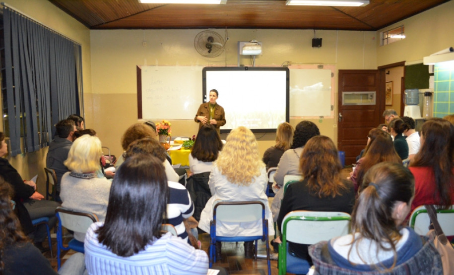 Na Escola Estadual Dom Orione, em Curitiba, a equipe pedagógica criou um grupo de estudo sobre Transtorno do Déficit de Atenção e Hiperatividade e áreas afins, como altas habilidades/superdotação. Há cinco anos, o grupo se reúne uma vez por mês, e conta com a participação de professores de outras escolas. São mais de 40 integrantes que veem na ação uma forma de aprimorar os conhecimentos.