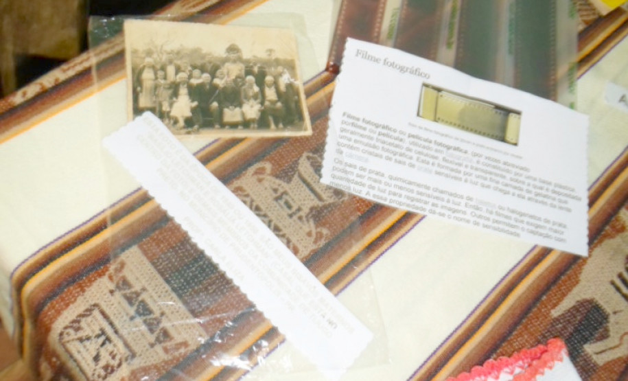 Alunos da Escola Estadual Prefeito Djalma Johnsson, de Colombo, na Região Metropolitana de Curitiba, fizeram na manhã desta quinta-feira (13) uma homenagem aos idosos da comunidade. A ação é de um projeto interdisciplinar de resgate da memória histórica e reconhecimento do idoso como agente importante para a formação da sociedade. Participaram 65 alunos do 9º ano.