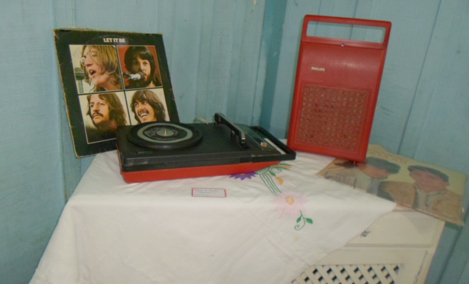 Alunos da Escola Estadual Prefeito Djalma Johnsson, de Colombo, na Região Metropolitana de Curitiba, fizeram na manhã desta quinta-feira (13) uma homenagem aos idosos da comunidade. A ação é de um projeto interdisciplinar de resgate da memória histórica e reconhecimento do idoso como agente importante para a formação da sociedade. Participaram 65 alunos do 9º ano.