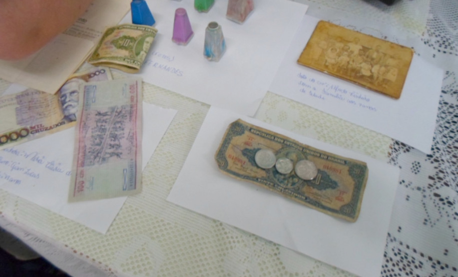 Alunos da Escola Estadual Prefeito Djalma Johnsson, de Colombo, na Região Metropolitana de Curitiba, fizeram na manhã desta quinta-feira (13) uma homenagem aos idosos da comunidade. A ação é de um projeto interdisciplinar de resgate da memória histórica e reconhecimento do idoso como agente importante para a formação da sociedade. Participaram 65 alunos do 9º ano.