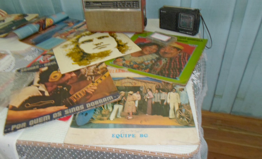 Alunos da Escola Estadual Prefeito Djalma Johnsson, de Colombo, na Região Metropolitana de Curitiba, fizeram na manhã desta quinta-feira (13) uma homenagem aos idosos da comunidade. A ação é de um projeto interdisciplinar de resgate da memória histórica e reconhecimento do idoso como agente importante para a formação da sociedade. Participaram 65 alunos do 9º ano.