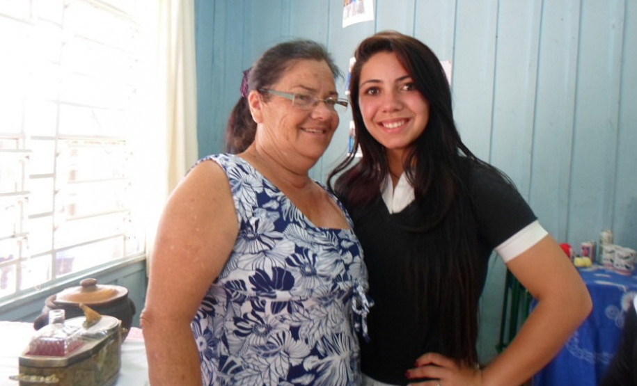 Alunos da Escola Estadual Prefeito Djalma Johnsson, de Colombo, na Região Metropolitana de Curitiba, fizeram na manhã desta quinta-feira (13) uma homenagem aos idosos da comunidade. A ação é de um projeto interdisciplinar de resgate da memória histórica e reconhecimento do idoso como agente importante para a formação da sociedade. Participaram 65 alunos do 9º ano.