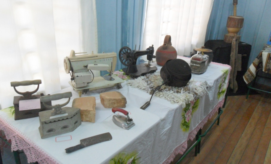 Alunos da Escola Estadual Prefeito Djalma Johnsson, de Colombo, na Região Metropolitana de Curitiba, fizeram na manhã desta quinta-feira (13) uma homenagem aos idosos da comunidade. A ação é de um projeto interdisciplinar de resgate da memória histórica e reconhecimento do idoso como agente importante para a formação da sociedade. Participaram 65 alunos do 9º ano.