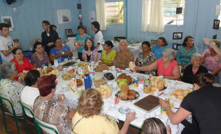 Alunos da Escola Estadual Prefeito Djalma Johnsson, de Colombo, na Região Metropolitana de Curitiba, fizeram na manhã desta quinta-feira (13) uma homenagem aos idosos da comunidade. A ação é de um projeto interdisciplinar de resgate da memória histórica e reconhecimento do idoso como agente importante para a formação da sociedade. Participaram 65 alunos do 9º ano.
