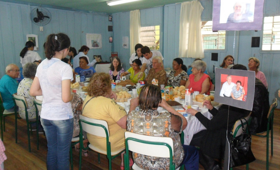 Alunos da Escola Estadual Prefeito Djalma Johnsson, de Colombo, na Região Metropolitana de Curitiba, fizeram na manhã desta quinta-feira (13) uma homenagem aos idosos da comunidade. A ação é de um projeto interdisciplinar de resgate da memória histórica e reconhecimento do idoso como agente importante para a formação da sociedade. Participaram 65 alunos do 9º ano.