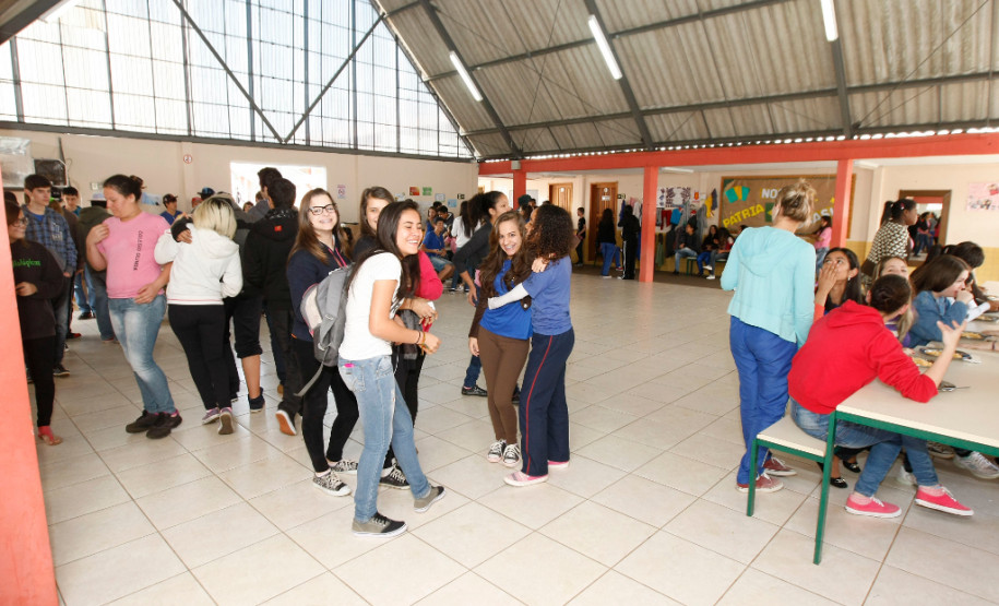 Os treinamentos de handebol feitos no contraturno do Colégio Estadual Olinda Truffa de Carvalho, em Cascavel (Oeste), estão dando bons resultados dentro das quadras e das salas de aula. Nos Jogos Escolares deste ano a escola ficou em 3º lugar na categoria até 14 anos e foi vice-campeã na categoria 17 anos.
