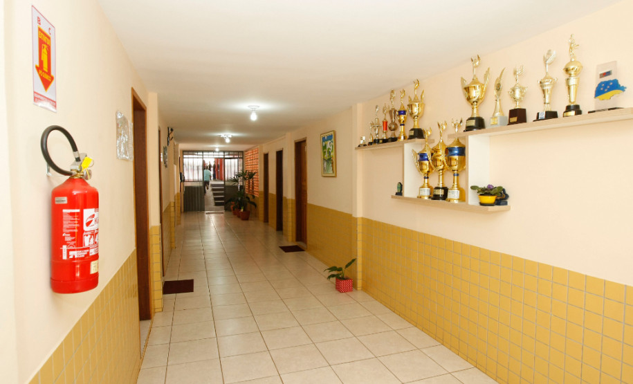 Os treinamentos de handebol feitos no contraturno do Colégio Estadual Olinda Truffa de Carvalho, em Cascavel (Oeste), estão dando bons resultados dentro das quadras e das salas de aula. Nos Jogos Escolares deste ano a escola ficou em 3º lugar na categoria até 14 anos e foi vice-campeã na categoria 17 anos.