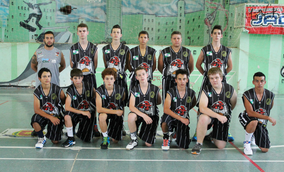 78 alunos participam do projeto Crescendo com o Basquete no Colégio Estadual Frentino Sackser, em Marechal Cândido Rondon