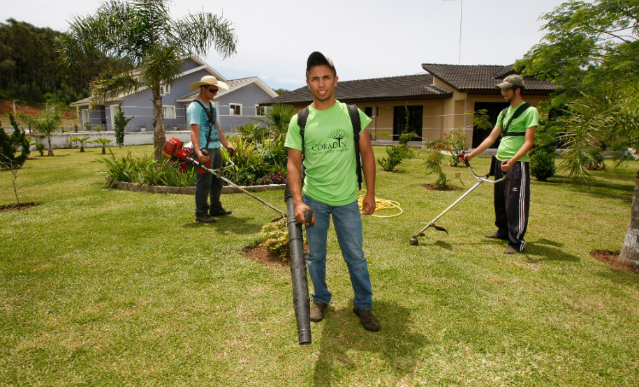 Curso técnico inspira jovem a iniciar o próprio negócio Ter o próprio negócio e trabalhar com o que gosta sempre foi o desejo do estudante Luan Coradin, 18 anos. No 4° e último ano do curso técnico em Paisagismo do Centro Estadual de Educação Profissional Newton Freire Maia, em Pinhais, Região Metropolitana de Curitiba, o jovem empreendedor resolveu, em 2011, abrir a própria empresa, motivado pelo curso que havia começado. 11-11-14.