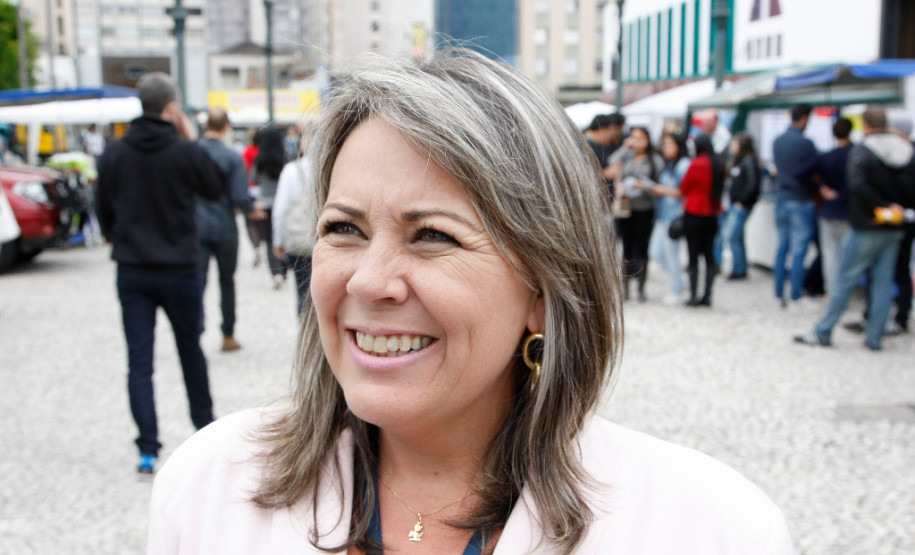 Feira da Profissão recebe mais de cinco mil pessoas Mais de cinco mil pessoas visitaram a primeira Feira de Profissão da Secretaria Estadual da Educação realizada nesta sexta-feira (14), em Curitiba. Na foto Cristiane Cardoso. 14-11-14.