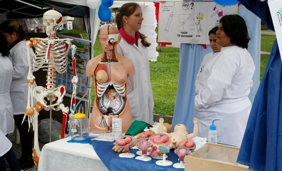 Feira da Profissão recebe mais de cinco mil pessoas Mais de cinco mil pessoas visitaram a primeira Feira de Profissão da Secretaria Estadual da Educação realizada nesta sexta-feira (14), em Curitiba. 14-11-14.