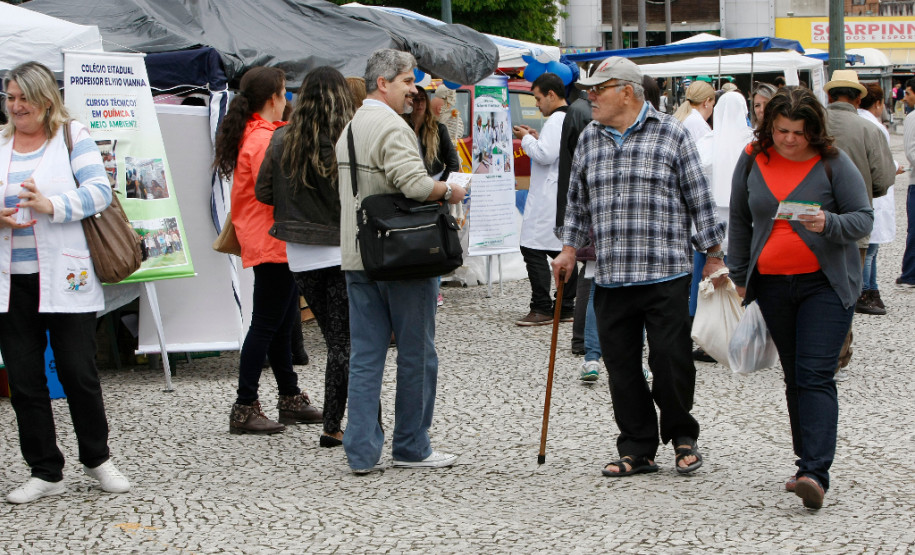 Feira da Profissão recebe mais de cinco mil pessoas Mais de cinco mil pessoas visitaram a primeira Feira de Profissão da Secretaria Estadual da Educação realizada nesta sexta-feira (14), em Curitiba. 14-11-14.