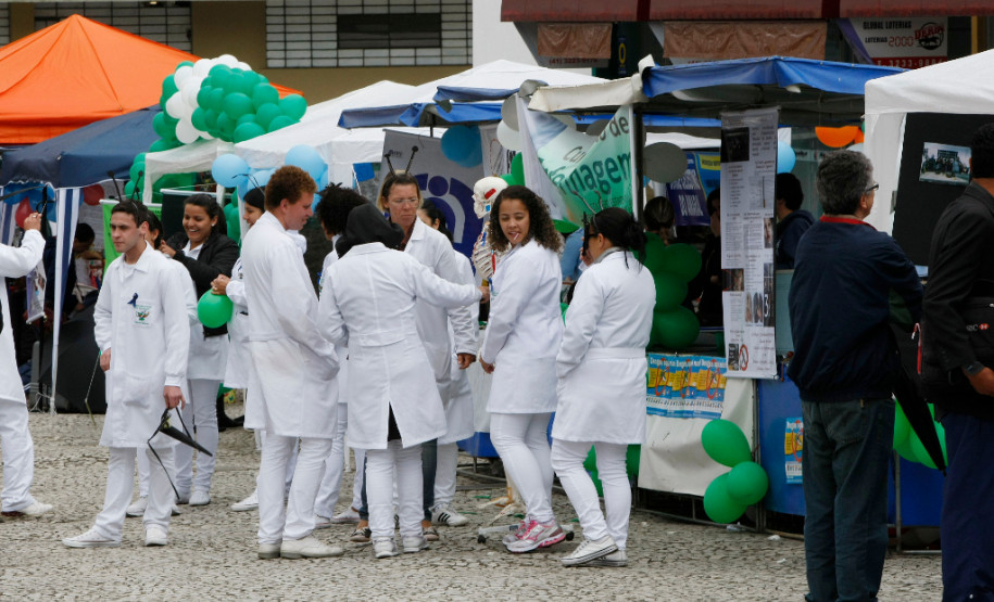 Feira da Profissão recebe mais de cinco mil pessoas Mais de cinco mil pessoas visitaram a primeira Feira de Profissão da Secretaria Estadual da Educação realizada nesta sexta-feira (14), em Curitiba. 14-11-14.