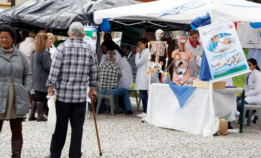Feira da Profissão recebe mais de cinco mil pessoas Mais de cinco mil pessoas visitaram a primeira Feira de Profissão da Secretaria Estadual da Educação realizada nesta sexta-feira (14), em Curitiba. 14-11-14.