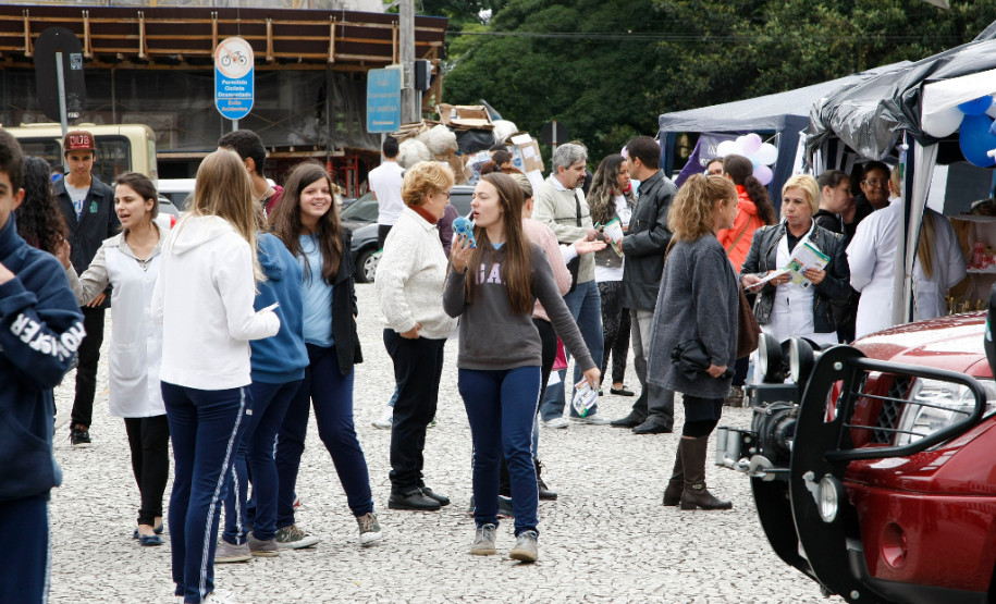 Feira da Profissão recebe mais de cinco mil pessoas Mais de cinco mil pessoas visitaram a primeira Feira de Profissão da Secretaria Estadual da Educação realizada nesta sexta-feira (14), em Curitiba. 14-11-14.