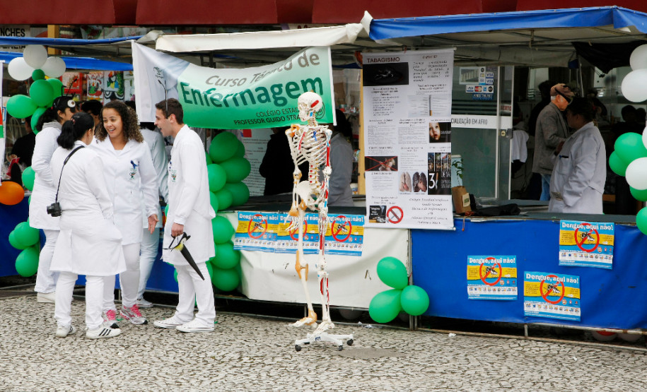 Feira da Profissão recebe mais de cinco mil pessoas Mais de cinco mil pessoas visitaram a primeira Feira de Profissão da Secretaria Estadual da Educação realizada nesta sexta-feira (14), em Curitiba. 14-11-14.