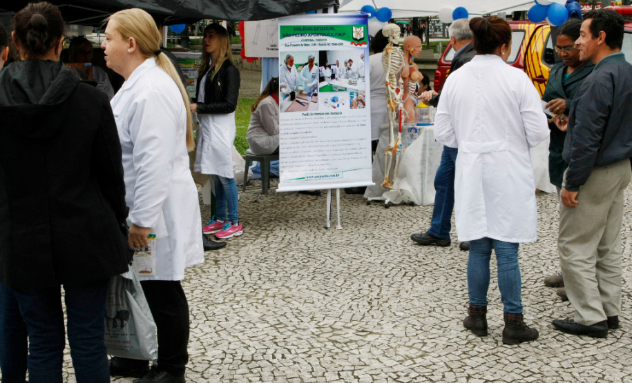 Feira da Profissão recebe mais de cinco mil pessoas Mais de cinco mil pessoas visitaram a primeira Feira de Profissão da Secretaria Estadual da Educação realizada nesta sexta-feira (14), em Curitiba. 14-11-14.