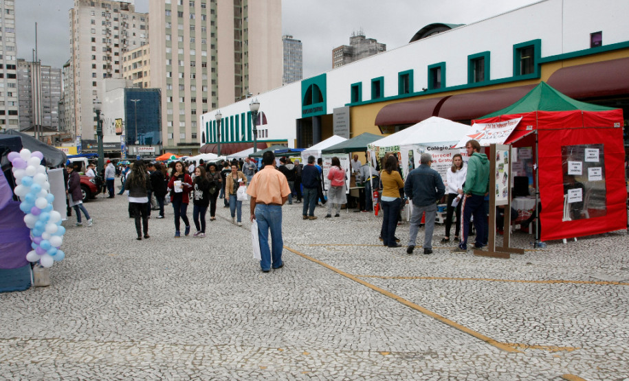 Feira da Profissão recebe mais de cinco mil pessoas Mais de cinco mil pessoas visitaram a primeira Feira de Profissão da Secretaria Estadual da Educação realizada nesta sexta-feira (14), em Curitiba. 14-11-14.