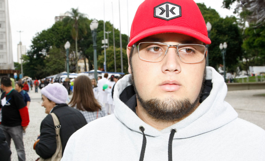 Feira da Profissão recebe mais de cinco mil pessoas Mais de cinco mil pessoas visitaram a primeira Feira de Profissão da Secretaria Estadual da Educação realizada nesta sexta-feira (14), em Curitiba. Na foto Franco Raimundos. 14-11-14.