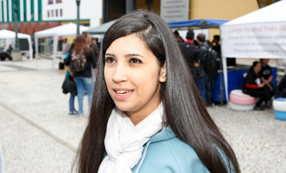 Feira da Profissão recebe mais de cinco mil pessoas Mais de cinco mil pessoas visitaram a primeira Feira de Profissão da Secretaria Estadual da Educação realizada nesta sexta-feira (14), em Curitiba. Na foto Kendell Khouri. 14-11-14.