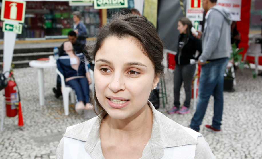 Feira da Profissão recebe mais de cinco mil pessoas Mais de cinco mil pessoas visitaram a primeira Feira de Profissão da Secretaria Estadual da Educação realizada nesta sexta-feira (14), em Curitiba. Na foto a professora Julia Machado. 14-11-14.