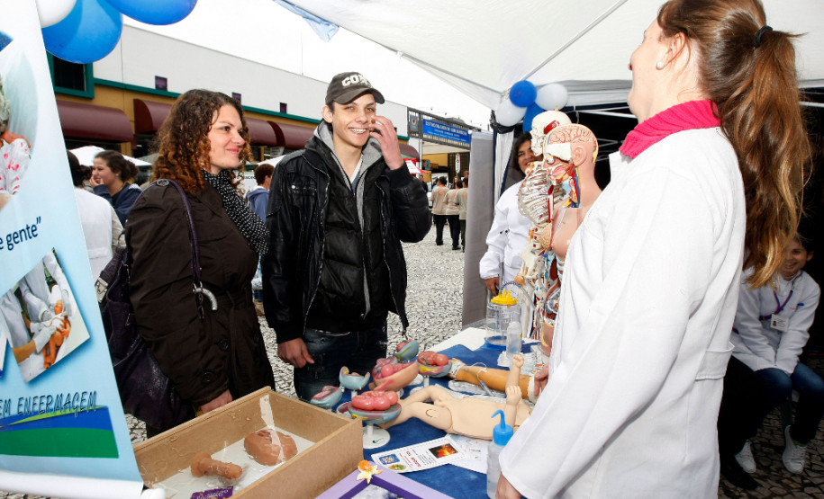 Feira da Profissão recebe mais de cinco mil pessoas Mais de cinco mil pessoas visitaram a primeira Feira de Profissão da Secretaria Estadual da Educação realizada nesta sexta-feira (14), em Curitiba. Na foto Emanuel e Monica Rocha. 14-11-14.