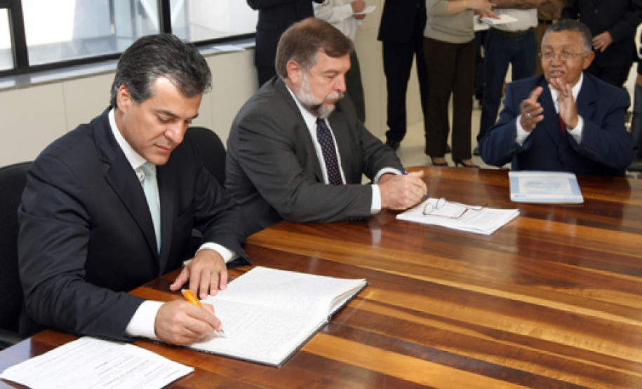 O governador Beto Richa e o vice-governador e secretário de Educação Flávio Arns dão posse a cinco membros do Conselho Estadual de Educação do Paraná, nesta segunda-feira (7), no Palácio das Araucárias.