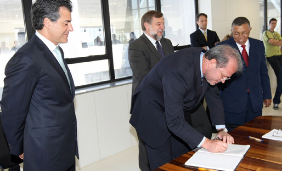 O governador Beto Richa e o vice-governador e secretário de Educação Flávio Arns dão posse a cinco membros do Conselho Estadual de Educação do Paraná, nesta segunda-feira (7), no Palácio das Araucárias.