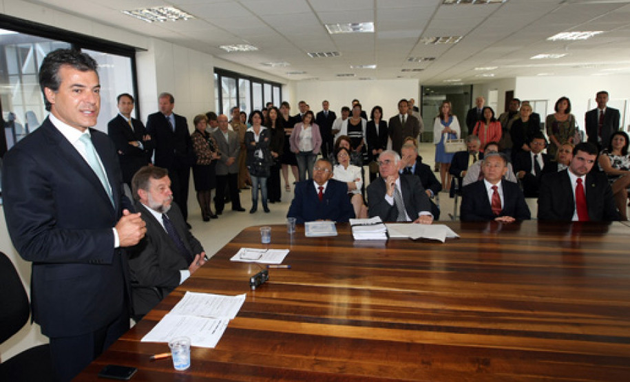 O governador Beto Richa e o vice-governador e secretário de Educação Flávio Arns dão posse a cinco membros do Conselho Estadual de Educação do Paraná, nesta segunda-feira (7), no Palácio das Araucárias.