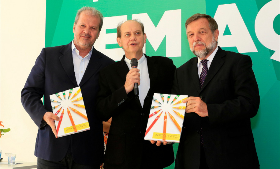 O governador em exercício, Flávio Arns, e o secretário da Educação, Paulo Schmidt, participaram do lançamento do livro "Ensino Religioso: Diversidade Cultural e Religiosa", no Palácio Iguaçu, em Curitiba. 17-11-14.