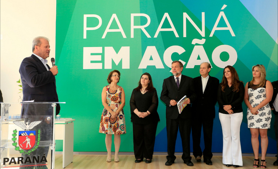 O governador em exercício, Flávio Arns, e o secretário da Educação, Paulo Schmidt, participaram do lançamento do livro "Ensino Religioso: Diversidade Cultural e Religiosa", no Palácio Iguaçu, em Curitiba. 17-11-14.