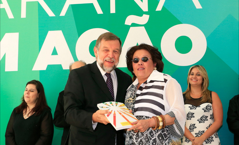 O governador em exercício, Flávio Arns, e o secretário da Educação, Paulo Schmidt, participaram do lançamento do livro "Ensino Religioso: Diversidade Cultural e Religiosa", no Palácio Iguaçu, em Curitiba. 17-11-14.