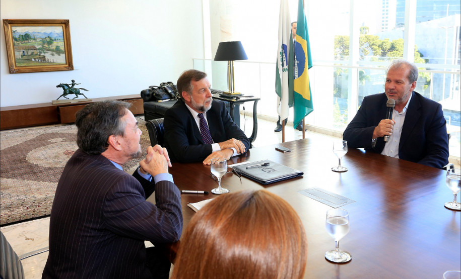 Paraná cria sistema para monitorar a evasão escolar O governador em exercício, Flávio Arns, e o secretário da Educação Paulo Schmidt lançaram nesta segunda-feira (17), no Palácio Iguaçu, em Curitiba, o Sistema Integrado da Rede de Proteção para combate ao abandono escolar. Desenvolvido pela Secretaria da Educação em parceria com a Celepar, o sistema informatizado será utilizado por professores e pedagogos para o registro de alunos em situações caracterizadas como evasão escolar.
Curitiba, 17-11-14.