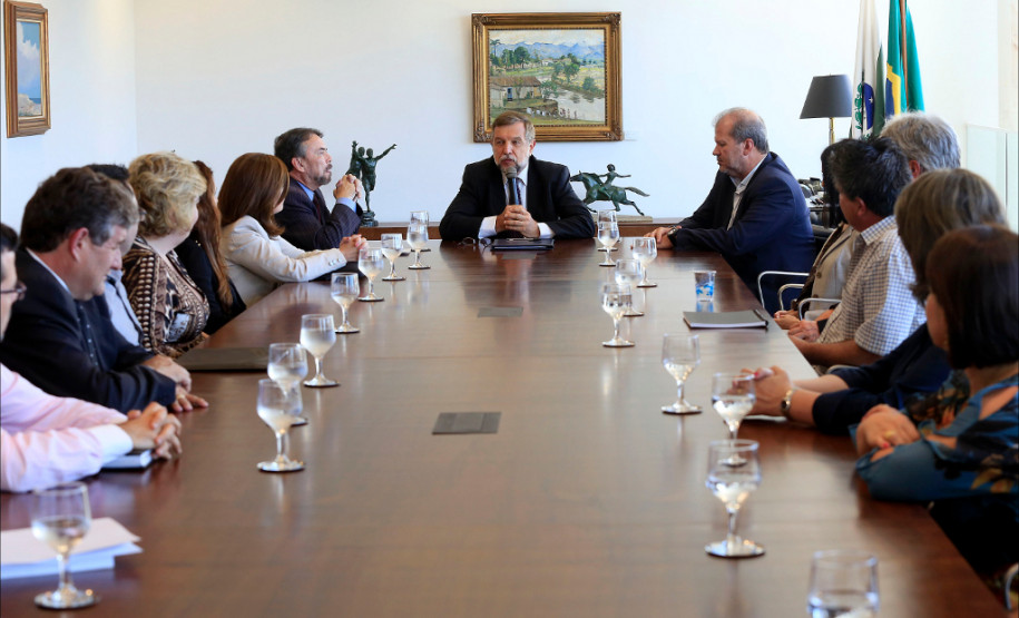 Paraná cria sistema para monitorar a evasão escolar O governador em exercício, Flávio Arns, e o secretário da Educação Paulo Schmidt lançaram nesta segunda-feira (17), no Palácio Iguaçu, em Curitiba, o Sistema Integrado da Rede de Proteção para combate ao abandono escolar. Desenvolvido pela Secretaria da Educação em parceria com a Celepar, o sistema informatizado será utilizado por professores e pedagogos para o registro de alunos em situações caracterizadas como evasão escolar.
Curitiba, 17-11-14.