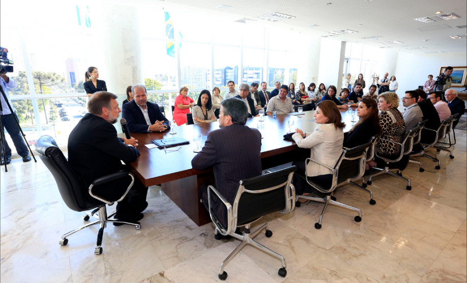 Paraná cria sistema para monitorar a evasão escolar O governador em exercício, Flávio Arns, e o secretário da Educação Paulo Schmidt lançaram nesta segunda-feira (17), no Palácio Iguaçu, em Curitiba, o Sistema Integrado da Rede de Proteção para combate ao abandono escolar. Desenvolvido pela Secretaria da Educação em parceria com a Celepar, o sistema informatizado será utilizado por professores e pedagogos para o registro de alunos em situações caracterizadas como evasão escolar.
Curitiba, 17-11-14.
