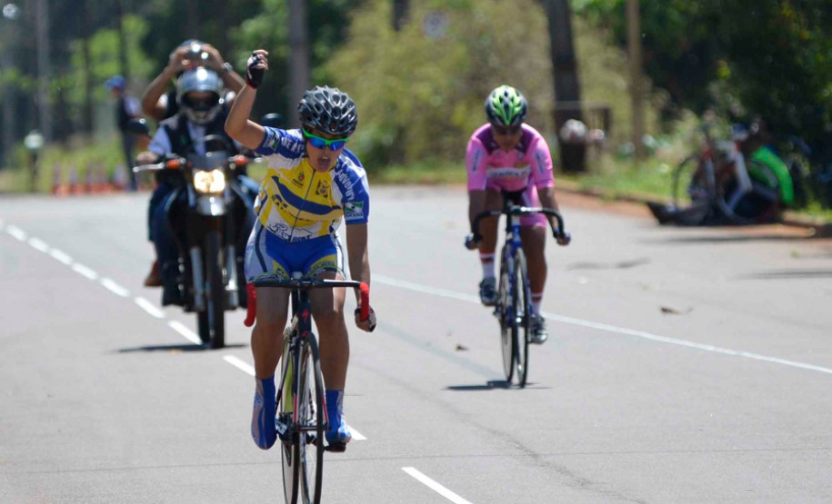 Alunos estaduais são destaque em competições esportivas Alunos das escolas estaduais do Paraná foram destaques nos Jogos Escolares da Juventude, maior competição escolar do Brasil, que reuniu mais de 4 mil jovens atletas, de 15 a 17 anos, em João Pessoa, na Paraíba, na semana passada. Os paranaenses trouxeram medalhas em vôlei de praia, ciclismo, atletismo e tênis.