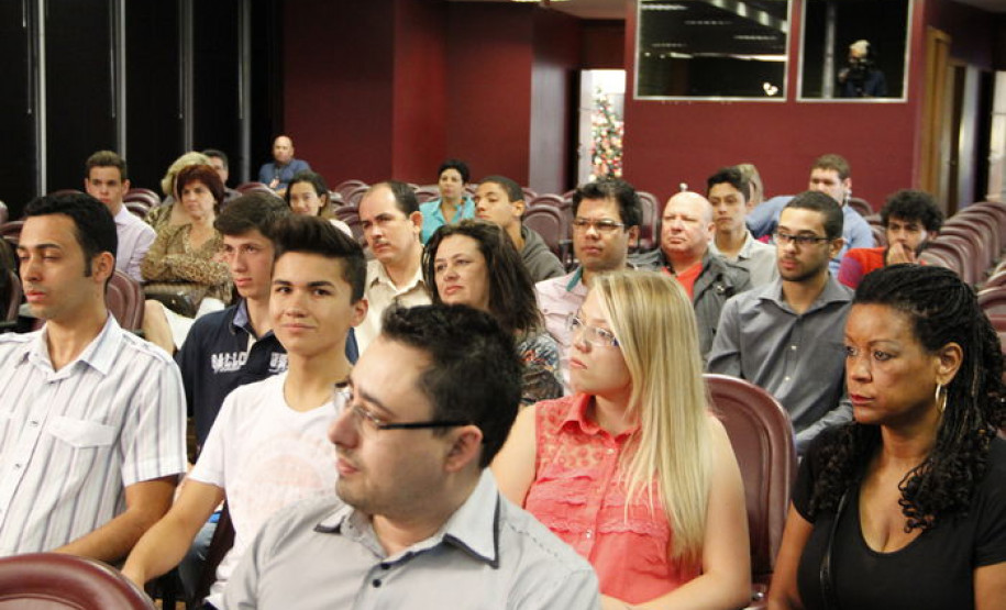 Caravana da Cidadania trouxe 34 alunos e professores da rede estadual para conhecer o Ministério Público e as sedes do Executivo, Legislativo e Judiciário.