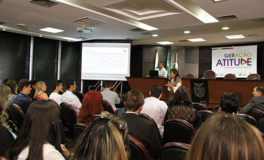Caravana da Cidadania trouxe 34 alunos e professores da rede estadual para conhecer o Ministério Público e as sedes do Executivo, Legislativo e Judiciário.