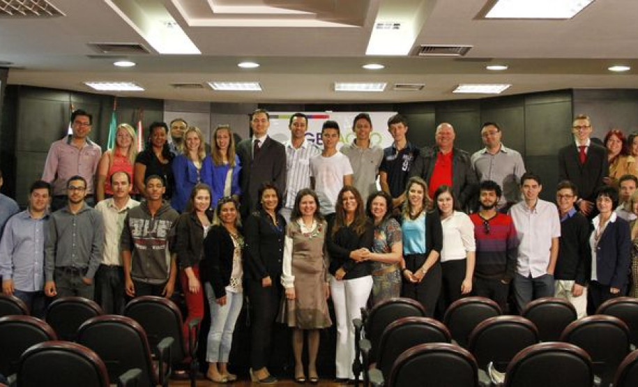 Caravana da Cidadania trouxe 34 alunos e professores da rede estadual para conhecer o Ministério Público e as sedes do Executivo, Legislativo e Judiciário.