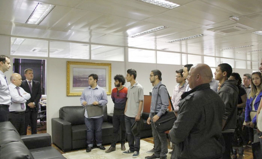 Caravana da Cidadania trouxe 34 alunos e professores da rede estadual para conhecer o Ministério Público e as sedes do Executivo, Legislativo e Judiciário.