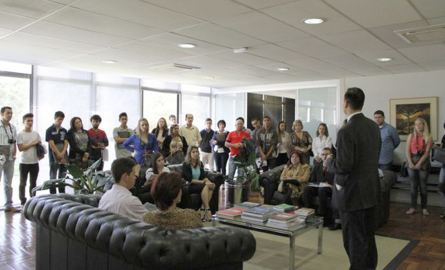Caravana da Cidadania trouxe 34 alunos e professores da rede estadual para conhecer o Ministério Público e as sedes do Executivo, Legislativo e Judiciário.