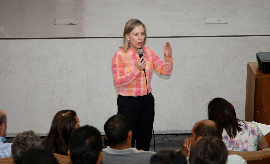 Governo e produtores discutem reajuste dos alimentos O Governo do Estado está debatendo com agricultores familiares os reajustes dos valores dos alimentos fornecidos para a merenda escolar. Nesta terça-feira (18), uma audiência pública realizada em Curitiba reuniu cerca de 80 representantes de associações e cooperativas de produtores rurais e técnicos da Secretaria Estadual da Educação, responsável pela execução do Programa Estadual de Alimentação Escolar. 18-11-14.