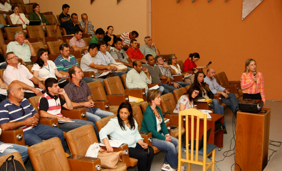 Governo e produtores discutem reajuste dos alimentos O Governo do Estado está debatendo com agricultores familiares os reajustes dos valores dos alimentos fornecidos para a merenda escolar. Nesta terça-feira (18), uma audiência pública realizada em Curitiba reuniu cerca de 80 representantes de associações e cooperativas de produtores rurais e técnicos da Secretaria Estadual da Educação, responsável pela execução do Programa Estadual de Alimentação Escolar. 18-11-14.