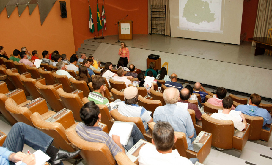 Governo e produtores discutem reajuste dos alimentos O Governo do Estado está debatendo com agricultores familiares os reajustes dos valores dos alimentos fornecidos para a merenda escolar. Nesta terça-feira (18), uma audiência pública realizada em Curitiba reuniu cerca de 80 representantes de associações e cooperativas de produtores rurais e técnicos da Secretaria Estadual da Educação, responsável pela execução do Programa Estadual de Alimentação Escolar. 18-11-14.